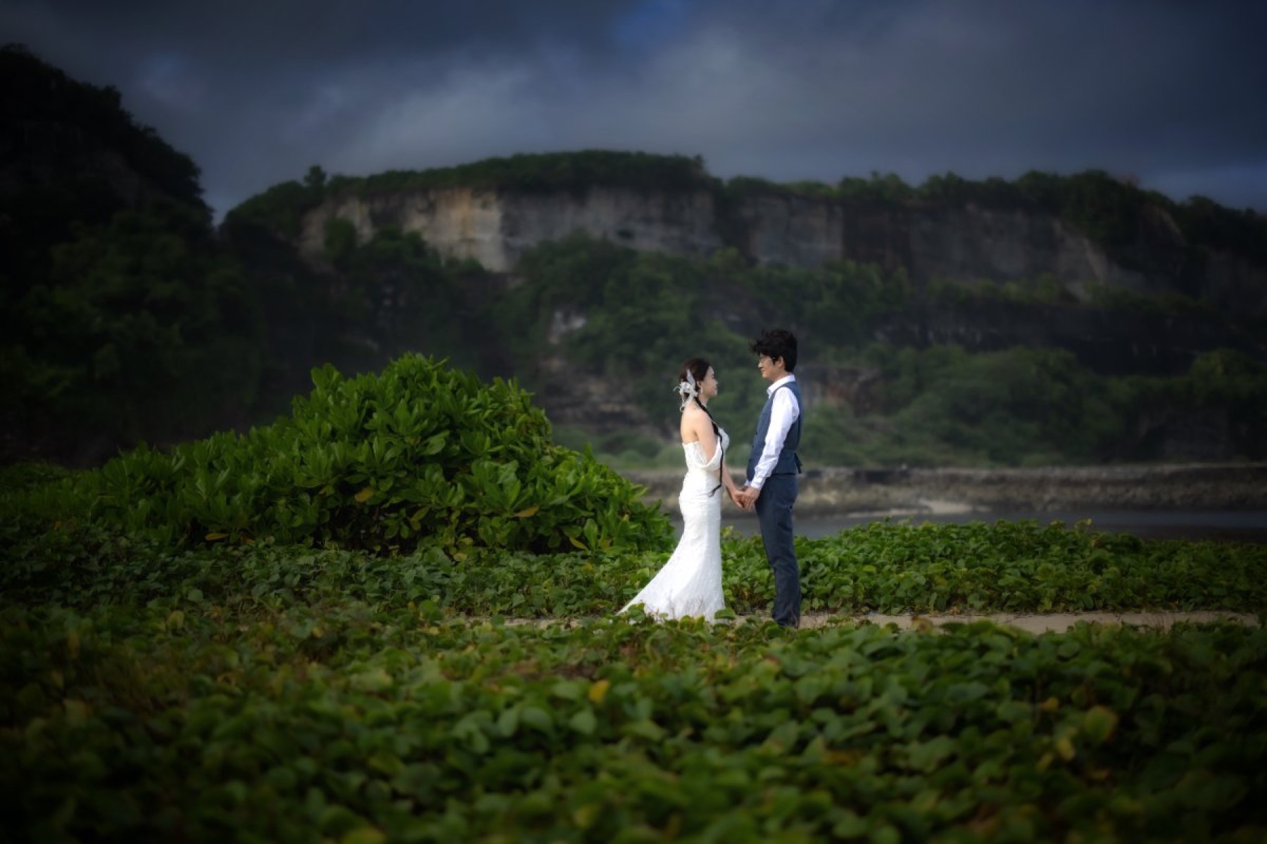 Destination pre-wedding shoot in Santorini, Greece