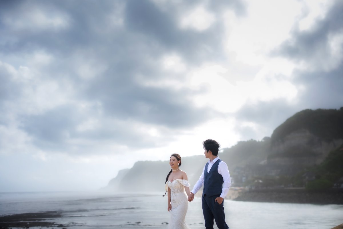 Desert pre-wedding shoot near Dubai captured by WeddingClickz